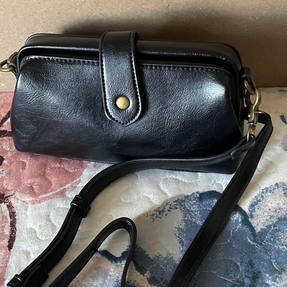 Black Leather Crossbody Bag - Classic Everyday Style - Picture 2 of 3